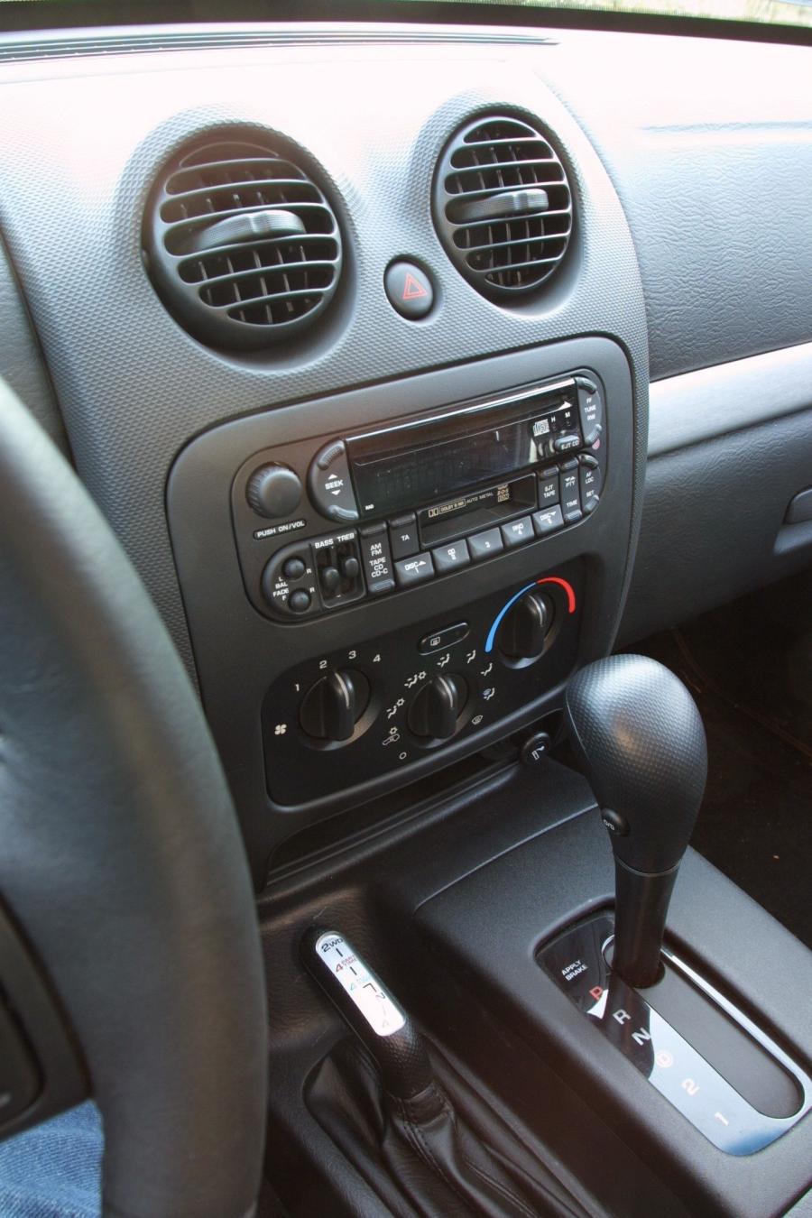 Jeep Cherokee Renegade 2002 года  (фото 11 из 33)